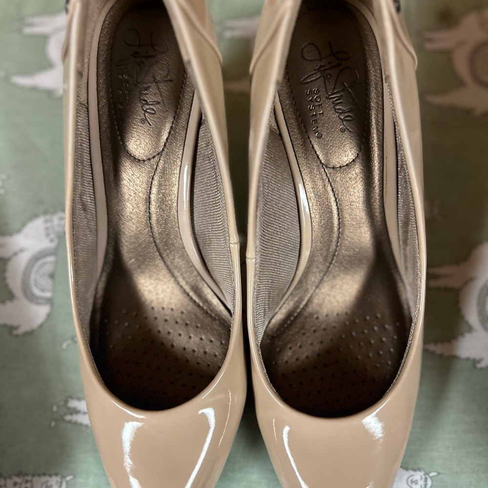 Life Stride comfy heel. Woman’s size 8